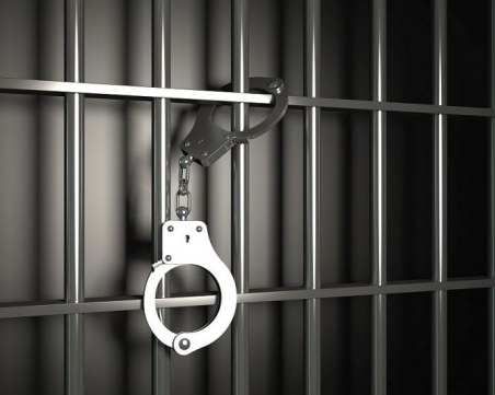 Арестуваха надзирател, внасял срещу заплащане неразрешени вещи на лишени от свобода