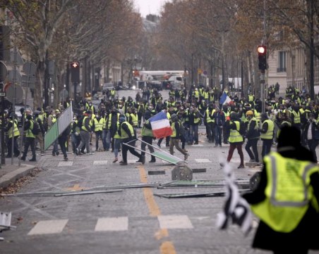 Безпрецедентни мерки за сигурност във Франция! 90 000 полицаи пазят протестиращите