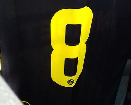 Фланелката, с която Неделев вкара шедьовъра си - на търг за малката Ева