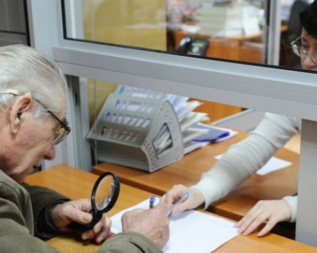 Изплащат пенсиите за декември с коледната добавка от 40 лева