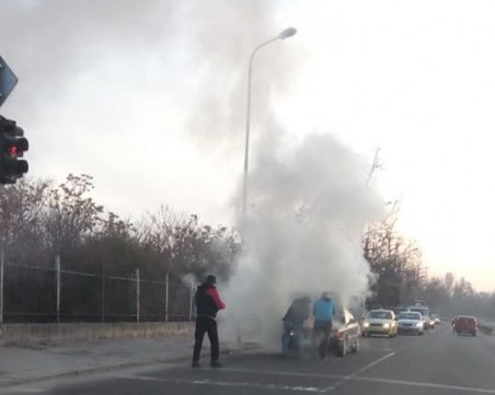Лек автомобил избухна в пламъци на булевард в Кючука СНИМКА