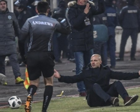 Наказаха с 1 мач треньора на ЦСКА заради “молитвите“