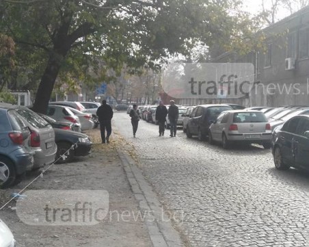 Пловдивчанин: Няма място за пешеходци в центъра, заради паркинг на държавни служители СНИМКИ