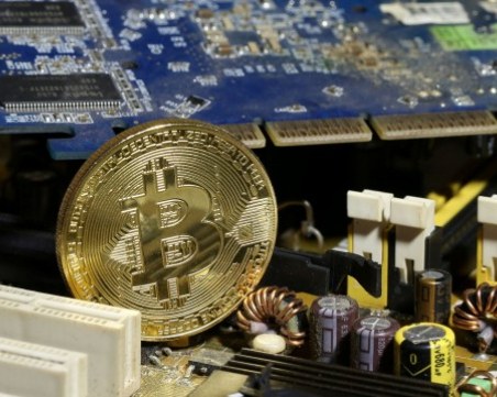 Пребиха мъж с метални тръби заради биткойни