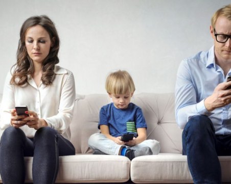 Ресторант примамва родители да оставят телефоните си с изгодно предложение