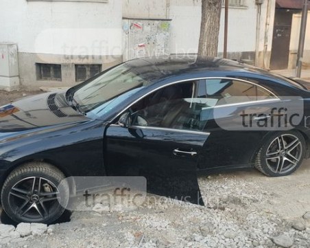 Шахта без капак “погълна“ мерцедес в центъра на Пловдив СНИМКИ