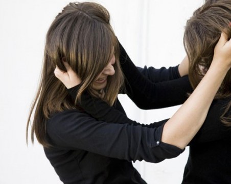 Тийнейджърки се хванаха за косите в училище! Едната се издирва, другата е в болница