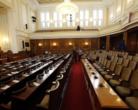 Ваканция! Депутатите почиват 18 дни по празниците