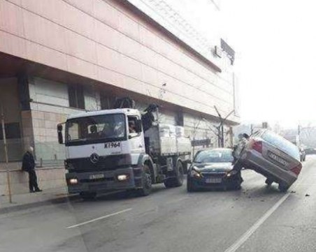 Зрелищна каскада! Кола се приземи върху тавана на друга ВИДЕО и СНИМКА