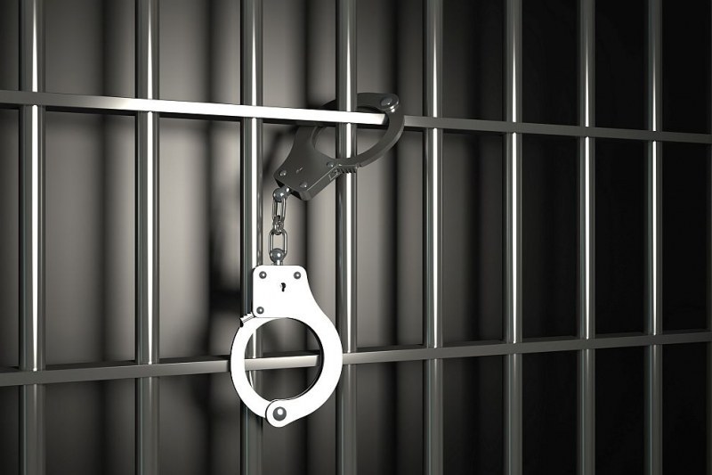 Арестуваха надзирател, внасял срещу заплащане неразрешени вещи на лишени от свобода