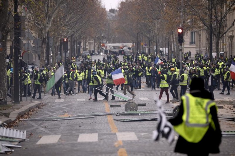 Безпрецедентни мерки за сигурност във Франция! 90 000 полицаи пазят протестиращите