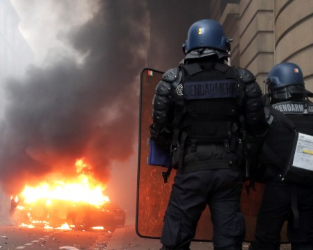 Безредици в Париж: демонстрантите запалиха автомобили ВИДЕО