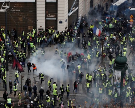 Безредици в центъра на Париж! Полицията използва сълзотворен газ