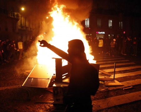 Десетки ранени в Париж, повече от 600 са арестувани СНИМКА