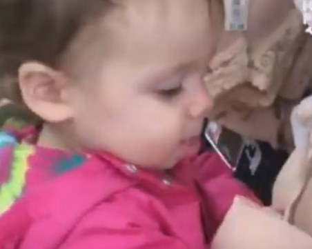 Гладно бебе в магазин за бельо се превърна в хит в мрежата ВИДЕО