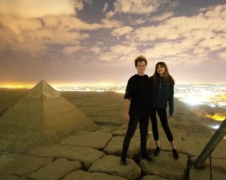 Мъж и жена се снимаха голи на... Хеопсовата пирамида ВИДЕО