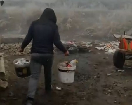 Роми превръщат река в сметище ВИДЕО