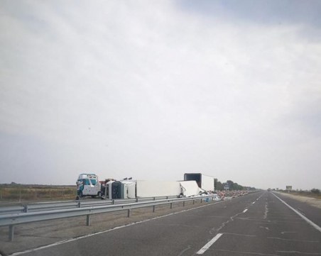 ТИР се обърна на магистралата, движението е блокирано