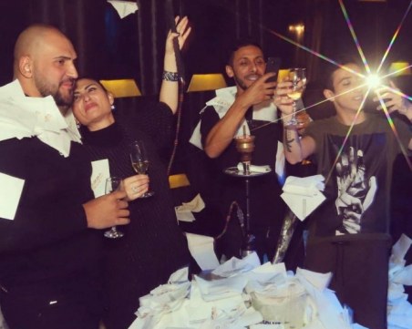 Затрупаха Софка със салфетки на рождения ѝ ден СНИМКА