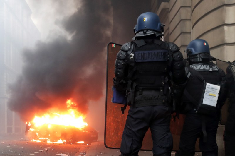 Безредици в Париж: демонстрантите запалиха автомобили ВИДЕО