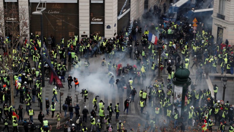 Безредици в центъра на Париж! Полицията използва сълзотворен газ