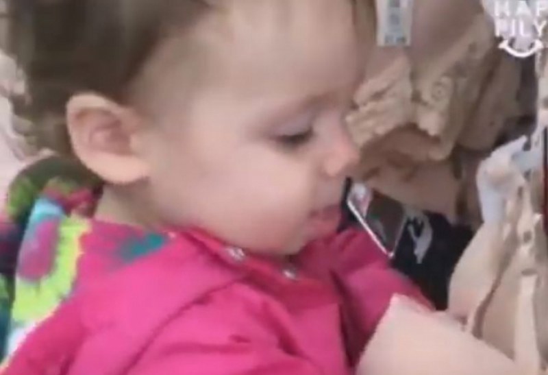 Гладно бебе в магазин за бельо се превърна в хит в мрежата ВИДЕО