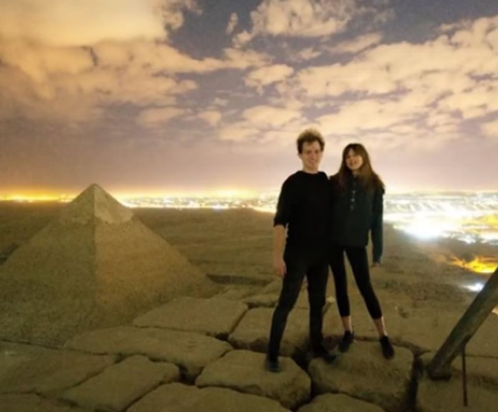 Мъж и жена се снимаха голи на... Хеопсовата пирамида ВИДЕО