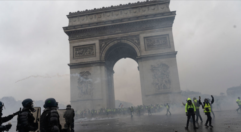 Във Франция се готвят за нова голяма вълна на протести, 90 000 полицаи пазят страната