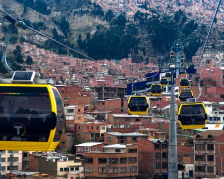 Градът, където общественият транспорт се движи в небето и е екологичен