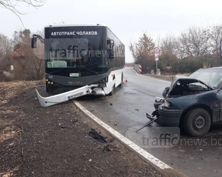 Мъж и жена са откарани в болница след катастрофата с автобус 15 до Пловдив СНИМКИ