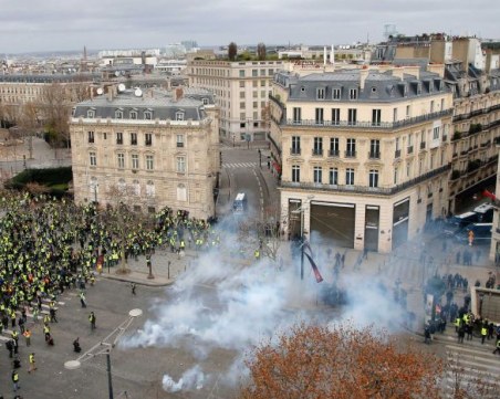 Над 1700 задържани след снощните сблъсъци в Париж ВИДЕО