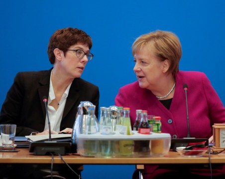 Наследничката на Меркел се закани за по-твърда ръка срещу мигрантите