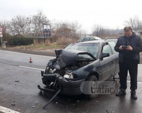 Тежка катастрофа: Автобус и кола се потрошиха на пътя Пловдив - Войдовидново СНИМКА
