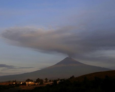 Зрелищно: Как изригва вулканът Попокатепетъл ВИДЕО