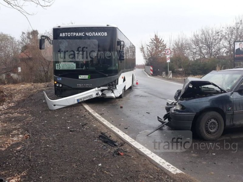 Мъж и жена са откарани в болница след катастрофата с автобус 15 до Пловдив СНИМКИ