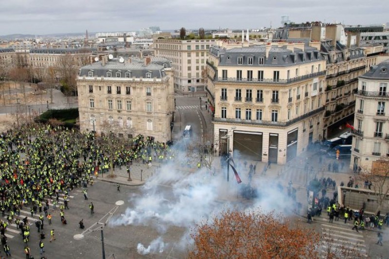 Над 1700 задържани след снощните сблъсъци в Париж ВИДЕО