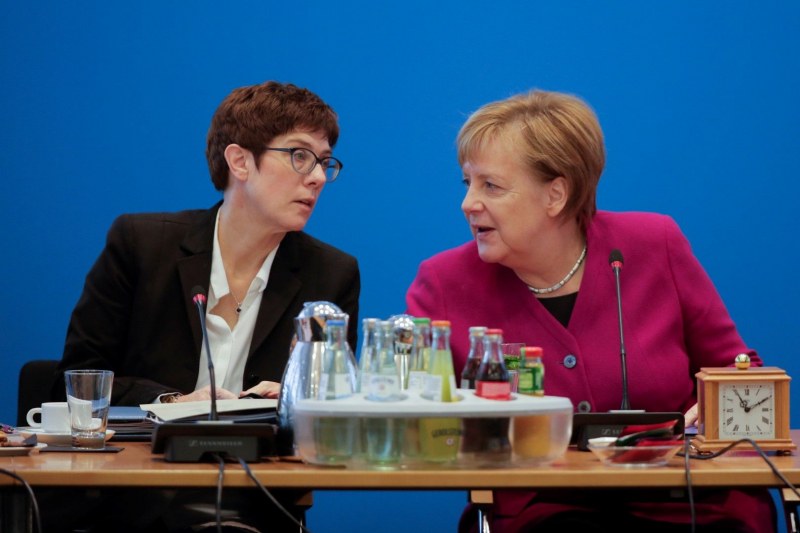 Наследничката на Меркел се закани за по-твърда ръка срещу мигрантите