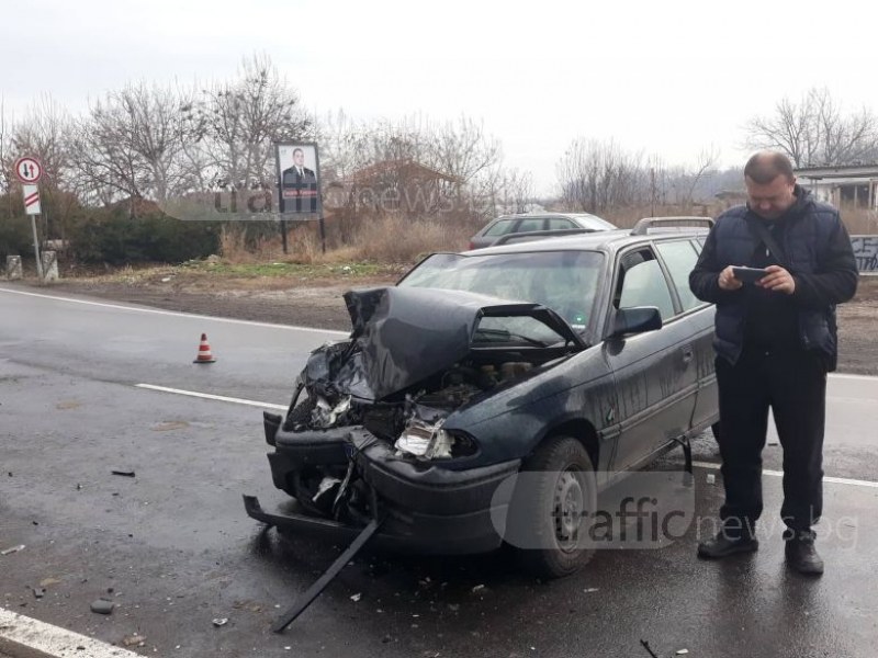 Тежка катастрофа: Автобус и кола се потрошиха на пътя Пловдив - Войдовидново СНИМКА