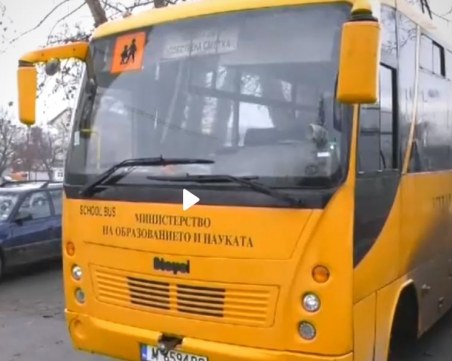 Абсурд: Гумите на училищен автобус изхвърчаха в движение ВИДЕО