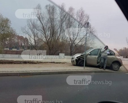 Две коли се удариха на булевард Марица, едната е върху тротоара СНИМКИ