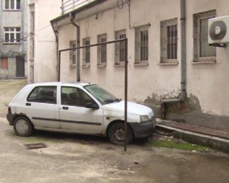 Кола се оказа зазидана във вътрешен двор