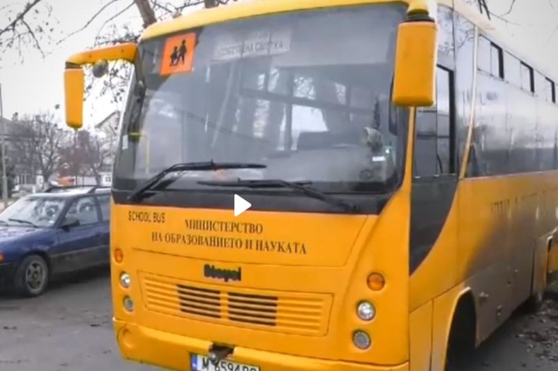 Абсурд: Гумите на училищен автобус изхвърчаха в движение ВИДЕО