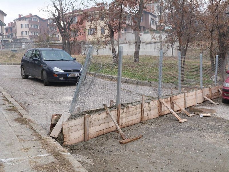 Асеновградчани си заградиха улица СНИМКИ