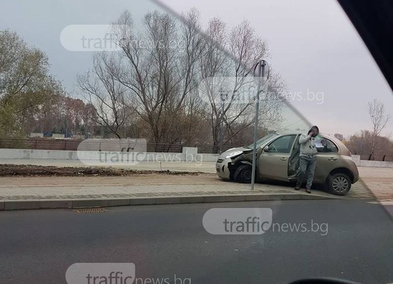 Две коли се удариха на булевард Марица, едната е върху тротоара СНИМКИ