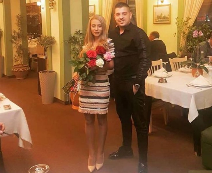 Млад лекар от Пловдив с парти-сюрприз за рождения ден на половинката си СНИМКИ