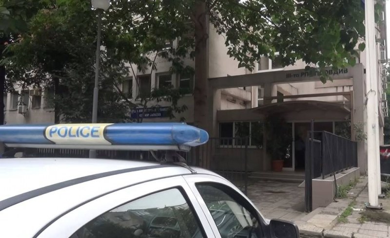 Таксиметровият шофьор, отнесъл няколко коли пред заведение в Пловдив, е в болница