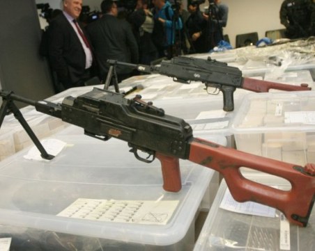 Единият от задържаните за огромния оръжеен арсенал иска на свобода