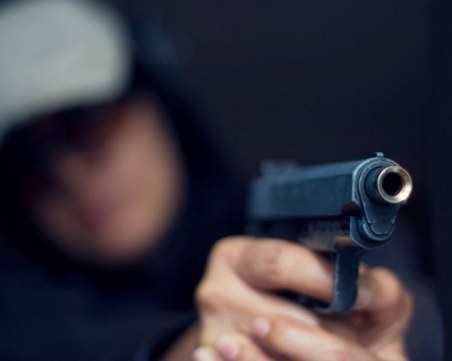 Екшън в Кючука! Пловдивчанин насочи пистолет срещу мъж