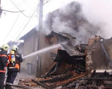 Голям пожар изпепели няколко къщи във Велико Търново