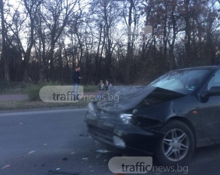 Инцидент пред Метро в Пловдив! Кола е със смачкана предница СНИМКИ